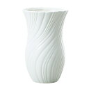 サイズ約直径14×高さ22cmfluxフリューカラー：cool white1個入り素材ストーンウェアストーンウェアstoneware 陶器と磁器の中間的な性質で耐水性に優れています。■Ceramic Displayシリーズ■幅広い素材のラインナップから生み出すフラワーベースのコレクション。フラワーベースは、主役の花に対する名脇役。器の美しさと同時に「使いやすさ」を追求し、シンプルで機能的なデザインを中心に、使い手がよい自由に表現できるように細部までこだわっています。トレンド感があり、豪華で空間に映えるフラワーベースはフォーマルな場所に。自由に想像の中で旅をするようにインテリアを楽しめるデザインを、空間に取り入れるのがトレンドです。【開梱検査のお願い】商品が到着したら、必ず破損がないかご確認下さい。破損があった場合は、商品到着から7日以内にご連絡をお願い致します。7日を過ぎた場合、荷受け先から移動した後に破損が見つかった場合は一切補償できません。ご了承ください。※仕様等予告なく変わる場合があります。写真では表現しきれない自然に色ムラのある素材や釉薬のたれやムラがある場合がありますが、商品の特性としてご了承ください。また、自然の材料を使っているものは風合いが若干異なる場合がございます。写真と実際の商品とは多少の色の違いがある場合があります。※家具等を傷つけないよう直接置かないようにお取り扱い下さい。在庫調整は致しておりますが、調整の遅れにて出荷手配が出来ない場合は悪しからずご了承下さい。 ■基本の発送はメーカーから直送での配送になります。 ■最短3日〜最長30日でお届できます。 ※お届けが遅れる場合はご連絡いたします。 ■受注日より土日、祭日、GW、盆休み、年末・年始の休みを除き2〜3日でお届け目安を メールでお知らせいたします。 ※予定メールにてお届け予定日を確認後、製作発送手配をいたします。 ※メール記載のお取消し受付期日を必ずご確認ください。 ＜注文、決済のご留意＞ ■当該品の受注は先決済で承っています。（代引き決済は不可） 商品はメーカー直送又はお取り寄せ発送の為、ご注文のお取消し、注文変更をご希望された タイミングによりご希望に添えない場合がございます。 ＜希望に添えないタイミング＞ ■弊社が受注確認をし、メーカー直送又はお取り寄せ発注が完了しているご注文。 ■発送の処理が完了しているご注文。 ＜お取消し、注文変更の場合のお客様ご負担に付いて＞ ■購入金額の最大50％と配送に関した運賃をご負担いただきます。