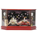 雛人形 親王ケース入り 小出松寿 金彩京刺繍 京十二番 桜扇面文様 hn392 hs378 幅57cm 六角メタリックレッドケース 2人 (24hina-ya-...