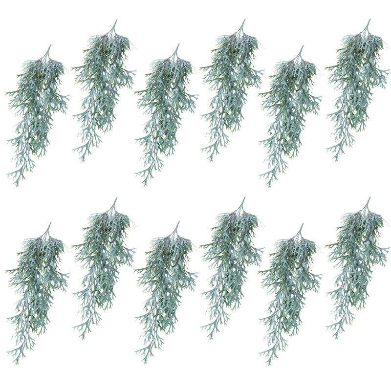 サイズ長さ80cm人工観葉植物ビカクシダ ハンギングブッシュ ブルー 80　（ 12 個入り）材質：ポリエチレン水やり不要の人工観葉植物です。スタイリッシュに空間をデザイン、お好みのポットや鉢にセットして。ホテルのロビー、レストラン、グリーンのディスプレイでお客様に安らぎと憩いの演出を。お店やお部屋のインテリアにいかがでしょうか。お手入れ簡単な人工観葉植物はお手軽にグリーンを楽しめ日々の暮らしに潤いを与えます。ご利用上のご注意 屋内使用を目的として開発されたインドア（屋内）専用商品です。屋外および半屋外でのご利用は適しておりませんのでお控えください。食べられませんので口に入れたり食器類に直に触れるご利用はお避け下さい。 日差しが強く照射する場所、空調が直接あたる場所に置くと、変色・変形することがあります。 換気の良い場所へ設置し水は絶対にかけないでください。天然（自然）素材を使用している商品は、湿気が原因で虫、カビが発生することがあります。また、金属を含んでいる商品は、湿気がおよぶと、錆や腐食が生じます。 人工樹木製品はポリエステル、ポリエチレンを主とした原料でつくられています。商品によって表面に特殊な樹脂コーティングをほどこしたものがあり、箱開封時に特有のにおいがする場合がございます。 自然木が使用されている商品は、あらかじめ燻蒸処理をしておりますが、出荷後の設置環境下によっては外部の虫が付着することがあります。 商品は可燃性です。燃えますので加熱したり火気に近づけることは絶対にしないでください。 背の高い商品や重たい商品は設置場所を確認し、転倒防止のためしっかりと固定してからご利用ください。【開梱検査のお願い】商品が到着したら、必ず破損がないかご確認下さい。破損があった場合は、商品到着から7日以内にご連絡をお願い致します。7日を過ぎた場合、荷受け先から移動した後に破損が見つかった場合は一切補償できません。ご了承ください。商品が届いたら最初に商品の有無・状態についてご確認ください。商品が箱のすみに入ったまま誤って捨てられてしまう恐れもございますので、必ずご確認ください。お荷物は梱包をコンパクトにするため商品の枝花が傷つかないよう曲げて箱に入れられてくる事がありますので、葉が曲がっていたり形状がかたよっていたりすることがあります。焦らずゆっくり丁寧に伸ばし広げてください。 商品は、 生産工程に人の手が加わっているため、サイズや仕上がりに多少の個体差が生じます。そのため、記載されているサイズや色味と若干の誤差が出る場合がございます。なお、パソコンなどのモニターで表示される色味は環境により異なりますので、不良品という訳ではございません。ご了承ください。運送途中に梱包箱に汚れやへこみ等が発生する可能性がございます。梱包箱の破損は商品の不良ではございませんので、返品・交換はお受けできません。ご了承ください。※仕様等予告なく変わる場合があります。手づくりのため一つ一つが違います。また、自然の材料を使っているものは風合いが若干異なる場合がございますので、悪しからずご了承下さいますようお願い申し上げます。※家具等を傷つけないよう直接置かないようにお取り扱い下さい。※用途によりポットカバー等に入れてご使用下さい。在庫調整は致しておりますが、調整の遅れにて出荷手配が出来ない場合、また納期が著しく送れる場合はご連絡を差し上げます。悪しからずご了承下さい。下記の条件が発生し、通常配送と異なる場合はご連絡を申し上げます ・宅配不可 ・パレット納品 ・運送会社営業所止め（お客様が運送会社営業所でのお引き取り） ・配達時、車上渡し（配送車からの商品降ろしはお客様が実施） ・チャーター便配送（商品の大きさや量によりトラック一台貸切る場合あり） ・分納 ・お届けする場所により別途追加運賃が発生する場合