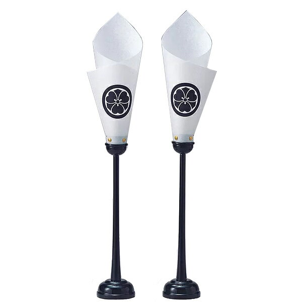 サイズ高さ約75cm置き提灯霊前灯 法明灯2号　家紋入1対箱入り木製ご家紋はカッティングシート仕様になります。（サイズの都合上、複雑な紋はお入れできません）受注後のお取消し返品不可でございます。制作に14日（土日祝日を除く）程お時間を頂戴致しております。ご家紋の確認メールを差し上げます。ご確認出来ない場合は、ご注文をお受けすることが出来ませんので、悪しからずご了承いただきますようお願い申し上げます。また、写真・画像等からデータをおこした場合は、追加で別途2200円頂戴致します。電気電気コード式中間スイッチ付き白色10W水雷球提灯は精霊送迎の意味だけでなく、精霊に安らかに成仏してほしいという祈りと、生前のご恩に対する感謝の気持ちを込めた大変心のこもった先祖供養の表し方です。これが絶対正しいお盆の迎え方という決まりはありませんが、一般の家庭では、家族や親戚が集まり先祖の霊を迎え、今の自分があるのは先祖のおかげと感謝供養する行事として行われたいます。■お盆はいつ？■お盆は8月15日、7月15日の日が中心となり、13日に行う迎え火（この日を盆の入りと呼びます）で始まり、16日に行う送り火え終わるというのが一般的です。8月15日のお盆は「月遅れの盆」とも呼ばれます。この他、旧暦カレンダーによるお盆を行う地域もあります。■初盆（新盆）とはなに？■亡くなられて四十九日法要が終わった後、つまり忌明け後に初めて迎えるお盆のことを特に初盆（はつぼん）、あるいは新盆（にいぼん、しんぼん、あらぼん）と呼んでいます。初盆の際には親類や知人が集まり、特に丁寧に供養をするのが習わしです。■盆提灯はいつ飾るの？■8月のお盆の場合は8月の初めから、7月のお盆の場合は7月の初めから飾っても大丈夫です。片付けるのは、お盆が明ける17日以降ということになりますが、8月盆の場合には8月一杯まで、7月盆の場合には月を超えて8月初旬まで飾っても構いません。■盆提灯を廃棄する場合は？■地域のルールに従ってください。提灯の一部を送り火の素焼きの皿の上で自分で焚き上げ、その他の部分を捨てることも一つの方法です。提灯は、職人さんの手作りです。仕様小物等予告なく変わる場合があります。また、自然の材料を使っているものは一つ一つの風合いが若干異なる場合がございますので、悪しからずご了承下さいますようお願い申し上げます。■本商品は製造メーカーより直接お客様へ発送されます。 弊社からではなく、メーカーからの直送となります。また、メーカー直送のためキャンセルはお受けできませんので、予めご了承ください。 ■納品書・領収書について 商品には納品書や領収書は同封されません。ご希望の場合は、別途弊社までご連絡ください。 ■お届けまでの日数について 通常、発送までに3?14日営業日いただいております。遅延する場合はご連絡をさしあげます。 土日祝日を挟む場合や、メーカーの在庫状況によっては遅れる可能性があります。 ■配送業者・お届け日時の指定 配送業者の指定や、時間帯指定はお受けできない場合がございます。 ご注文確定後の配送先の変更・指定日はお受けすることができません。 ■パッケージや梱包について メーカーの仕様により、簡易包装・エコ梱包となる場合がございます。 ■返品・交換について 初期不良以外の理由による返品・交換は承っておりません。商品仕様をご確認の上、ご注文ください。 ■発送完了のご連絡について 弊社より「発送完了メール」をお送りいたしますが、タイミングによっては商品が先に届くことがあります。 ■商品に不備があった場合 到着後に開梱検査をお願いします。不具合があった場合は、5日以内にご連絡ください。メーカー確認のうえ対応させていただきます。また、運送状のトラブルが原因で、5日を過ぎた場合や荷受け先から移動した後は一切補償できませんのでご了承ください。 ■不在時の対応について 「長期不在や受け取り拒否が発生した場合、往復送料をご請求させていただく場合がございます」など、リスクと対応方針を明示。