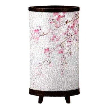 サイズ約巾22×奥行15×高さ41cm置き提灯創作提灯 花月桜プラスチック製廻転灯緩やかな曲線を描く楕円の火袋が優美で落ち着いた雰囲気の創作提灯です。電気電気コード式中間スイッチ付き水雷球クリア25W提灯は精霊送迎の意味だけでなく、精霊に安らかに成仏してほしいという祈りと、生前のご恩に対する感謝の気持ちを込めた大変心のこもった先祖供養の表し方です。これが絶対正しいお盆の迎え方という決まりはありませんが、一般の家庭では、家族や親戚が集まり先祖の霊を迎え、今の自分があるのは先祖のおかげと感謝供養する行事として行われたいます。■お盆はいつ？■お盆は8月15日、7月15日の日が中心となり、13日に行う迎え火（この日を盆の入りと呼びます）で始まり、16日に行う送り火え終わるというのが一般的です。8月15日のお盆は「月遅れの盆」とも呼ばれます。この他、旧暦カレンダーによるお盆を行う地域もあります。■初盆（新盆）とはなに？■亡くなられて四十九日法要が終わった後、つまり忌明け後に初めて迎えるお盆のことを特に初盆（はつぼん）、あるいは新盆（にいぼん、しんぼん、あらぼん）と呼んでいます。初盆の際には親類や知人が集まり、特に丁寧に供養をするのが習わしです。■盆提灯はいつ飾るの？■8月のお盆の場合は8月の初めから、7月のお盆の場合は7月の初めから飾っても大丈夫です。片付けるのは、お盆が明ける17日以降ということになりますが、8月盆の場合には8月一杯まで、7月盆の場合には月を超えて8月初旬まで飾っても構いません。■盆提灯を廃棄する場合は？■地域のルールに従ってください。提灯の一部を送り火の素焼きの皿の上で自分で焚き上げ、その他の部分を捨てることも一つの方法です。提灯は、職人さんの手作りです。仕様小物等予告なく変わる場合があります。また、自然の材料を使っているものは一つ一つの風合いが若干異なる場合がございますので、悪しからずご了承下さいますようお願い申し上げます。また、柄のある提灯は、サイズ等で柄の出方（バランス）が変わる場合があります。