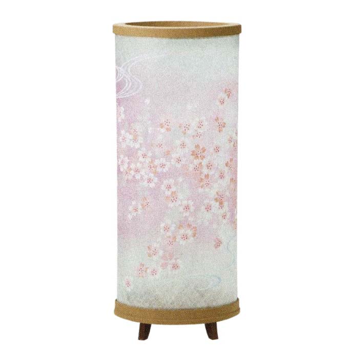 サイズ約巾22×奥行15×高さ54cm創作提灯おとわ 1号桜プラスチック製廻転灯現代の仏壇に合わせて春夏秋冬、季節を問わず長くお飾りいただける創作提灯です。電気電気コード式中間スイッチ付き水雷球クリア25W水雷球提灯は精霊送迎の意味だけでなく、精霊に安らかに成仏してほしいという祈りと、生前のご恩に対する感謝の気持ちを込めた大変心のこもった先祖供養の表し方です。これが絶対正しいお盆の迎え方という決まりはありませんが、一般の家庭では、家族や親戚が集まり先祖の霊を迎え、今の自分があるのは先祖のおかげと感謝供養する行事として行われたいます。■お盆はいつ？■お盆は8月15日、7月15日の日が中心となり、13日に行う迎え火（この日を盆の入りと呼びます）で始まり、16日に行う送り火え終わるというのが一般的です。8月15日のお盆は「月遅れの盆」とも呼ばれます。この他、旧暦カレンダーによるお盆を行う地域もあります。■初盆（新盆）とはなに？■亡くなられて四十九日法要が終わった後、つまり忌明け後に初めて迎えるお盆のことを特に初盆（はつぼん）、あるいは新盆（にいぼん、しんぼん、あらぼん）と呼んでいます。初盆の際には親類や知人が集まり、特に丁寧に供養をするのが習わしです。■盆提灯はいつ飾るの？■8月のお盆の場合は8月の初めから、7月のお盆の場合は7月の初めから飾っても大丈夫です。片付けるのは、お盆が明ける17日以降ということになりますが、8月盆の場合には8月一杯まで、7月盆の場合には月を超えて8月初旬まで飾っても構いません。■盆提灯を廃棄する場合は？■地域のルールに従ってください。提灯の一部を送り火の素焼きの皿の上で自分で焚き上げ、その他の部分を捨てることも一つの方法です。提灯は、職人さんの手作りです。仕様小物等予告なく変わる場合があります。また、自然の材料を使っているものは一つ一つの風合いが若干異なる場合がございますので、悪しからずご了承下さいますようお願い申し上げます。
