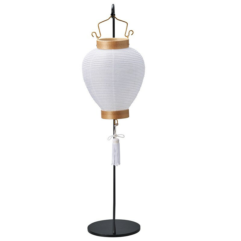 火袋サイズ約直径14×高さ18cm（全長35cm)スタンド高さ50cm置き提灯創作提灯 メタルスタンド付きミニ御所提灯ほうずき御所紋天ビニロン和紙メタルスタンド付き伝統的なフォルムのまま最小化した御所提灯と、現代的なスタイルで安定感のあるメタルスタンドを組み合わせた灯籠です。コードレスミニLED付属のため、飾る場所の自由度が高くなっています。電気電池式（コードレスタイプ）ボタン電池CR2032×2（テスト用）付きLED防水ミニLEDライト点灯時間約50時間日本製（岐阜）提灯は精霊送迎の意味だけでなく、精霊に安らかに成仏してほしいという祈りと、生前のご恩に対する感謝の気持ちを込めた大変心のこもった先祖供養の表し方です。これが絶対正しいお盆の迎え方という決まりはありませんが、一般の家庭では、家族や親戚が集まり先祖の霊を迎え、今の自分があるのは先祖のおかげと感謝供養する行事として行われたいます。■お盆はいつ？■お盆は8月15日、7月15日の日が中心となり、13日に行う迎え火（この日を盆の入りと呼びます）で始まり、16日に行う送り火え終わるというのが一般的です。8月15日のお盆は「月遅れの盆」とも呼ばれます。この他、旧暦カレンダーによるお盆を行う地域もあります。■初盆（新盆）とはなに？■亡くなられて四十九日法要が終わった後、つまり忌明け後に初めて迎えるお盆のことを特に初盆（はつぼん）、あるいは新盆（にいぼん、しんぼん、あらぼん）と呼んでいます。初盆の際には親類や知人が集まり、特に丁寧に供養をするのが習わしです。■盆提灯はいつ飾るの？■8月のお盆の場合は8月の初めから、7月のお盆の場合は7月の初めから飾っても大丈夫です。片付けるのは、お盆が明ける17日以降ということになりますが、8月盆の場合には8月一杯まで、7月盆の場合には月を超えて8月初旬まで飾っても構いません。■盆提灯を廃棄する場合は？■地域のルールに従ってください。提灯の一部を送り火の素焼きの皿の上で自分で焚き上げ、その他の部分を捨てることも一つの方法です。提灯は、職人さんの手作りです。仕様小物等予告なく変わる場合があります。また、自然の材料を使っているものは一つ一つの風合いが若干異なる場合がございますので、悪しからずご了承下さいますようお願い申し上げます。