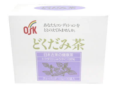 「OSK どくだみ茶 ティーバッグ」は、四国の山間部で採取した 「どくだみ」を洗って乾燥させた「どくだみ100%」の健康茶です。 身体のコンディションを整え、美容と健康の維持にお役立てくだ さい。紅茶、コーヒーに混ぜてホットで楽しんだり、レモン、は ちみつを加えても。暑い季節には冷やして冷用茶として、また麦 茶と一緒にもお召し上がりいただけます。日本古来の健康茶をぜ ひご家族みなさまで。 名称・区分 どくだみ茶　　 (食品) 原材料名 どくだみ草 内容量 1.5g×30袋 お召し上がり方 ○湯のみ一杯にティーバッグ1袋を入れ熱湯をそそいで軽くふって御愛飲ください。●急須でご愛飲の場合急須にバッグ1袋を入れ熱湯をそそいでフタをし、しばらくお待ちください。急須を軽くふって湯のみにそそいで下さい。●洋茶風紅茶、コーヒーに混ぜてホットでたのしんでください。また、レモン、はちみつを加えシャレた飲み物として御愛飲ください。●暑い季節には冷やして冷用茶として、またむぎ茶といっしょにも御愛飲いただけます。 製造国 日本　 製造販売元 OSKフランチャイズグループ　　株式会社小谷穀粉