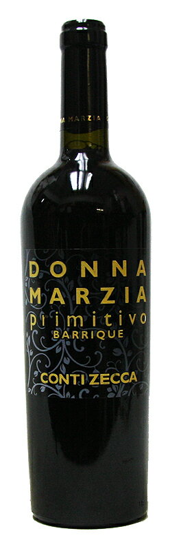 ボディ ライト フル 味わい 辛口 甘口 タイプ 果実味 渋味 Azienda Agricola Conti Zecca Donna Marzia Primitivo Barrique 生産国 　イタリア 容量 　750ml 生産地 　プーリア ヴィンテージ 　2020/2021年 種類 　スティルワイン アルコール度数 　14％ プーリア高評価ワインを生んだパイオニア「コンティ・ゼッカ」 プーリア州サレント半島に昔から侯爵家として門を構え、ワイン造りにおいては500年以上の歴史を持つゼッカ家。 この地ならではの土着品種の個性を最大限に活かし、NEROをはじめとしたワインを造っています。 広大な自社畑で出来た高品質なブドウは、プーリアでもトップ・クラスと評されるワインを生み出し、多くのファンを魅了しています。 イタリアを代表するワイン評価紙ガンベロ・ロッソ誌で最高評価であるトレ・ビッキエーリを10回獲得したスターワイナリーはプーリア州で8ワイナリーのみ（2020年現在）ですが、コンティ・ゼッカはそのパイオニアです。 完熟した黒果実、プルーンの香りにカカオやバニラの香りが広がります。 滑らかなタンニンと熟した果実の甘いニュアンスが余韻に感じられ、柔らかな果実味が心地よく広がります。 (2020)カタビヌム・ワールド・ワイン&amp;スピリッツ・コンペティション 2022 金賞(2019)サクラ・アワード 2022 金賞 (2018)サクラ・アワード 2021 金賞 (2017)ジャパン ワインチャンレンジ 2019 金賞 醗酵：ステンレスタンク 熟成：オーク樽(アメリカン225L、新樽100%)3カ月 ぶどう品種 (セパージュ) プリミティーヴォ85％、ネグロアマーロ15％ギリシア、トルコ、アラブ、アルバニア。 いろいろな人種が入り混ざり独特の文化を生み出したプーリア州。 古代フェニキアの時代からワインが造られてきた歴史のある土地。 ここ、プーリア州サレント半島に 昔から公爵家として門を構える「ゼッカ・ファミリー」。 500年にわたるワインづくりの歴史をもち、 古くからフランスやイギリスとの貿易を行ってきた由緒あるワイナリーです。 現在のワイナリーは、より高い品質のワインづくりを目指し、アルチビアーデ・ゼッカにより1935年に設立されたもの。 所有する4つのエステイトの畑の土壌を徹底的に分析し、それぞれの土地に最適な葡萄を栽培。 自社畑で収穫された葡萄のみを使用し、プリミティーヴォ、ネグラマーロといった南の地ならではの土着品種の魅力を最大限に生かし、機械化のプロセスを理想的に取り入れ、コスト・パフォーマンスに優れた、高品質のワインづくりを行っています。 大量消費ワインの生産地から高品質のプレミアムワインを産み出す地域へと着実に変貌を遂げつつあるプーリアにおいて、コンティ・ゼッカはまさに次世代のリーダーとなる存在。 1998年から6年連続でトレビッキエーリを取り続ける、 フラッグ・シップの「ネロ - NERO - 」が、そのことを何よりも証明してくれます。