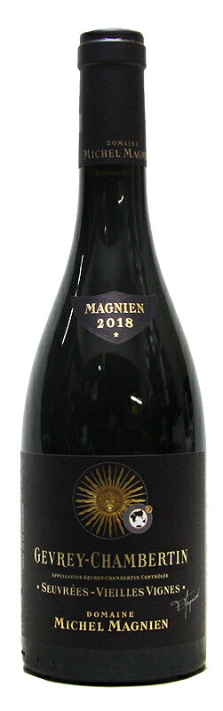 ボディ ライト フル 味わい 辛口 甘口 DOMAINE MICHEL MAGNIEN GEVREY CHAMBERTIN SEUVREES VIEILLES VIGNES 生産国 　フランス　ブルゴーニュ　 容量 　750ml 生産地 　ジュヴレ・シャンベルタン ヴィンテージ 　2019年 ラベルに描かれた家族の絆。 力強さとエレガンスを兼備したワインを生み出すモレ・サン・ドニの老舗ドメーヌ。 ミッシェルは4代目として栽培、醸造に従事してきました。 メゾン・ルイ・ラトゥールの畑の管理を任されていたこともあります。 1993年までは、父ベルナール・マニャンから受け継いだ畑のブドウをモレ・サン・ドニの協同組合に納めてきましたが、彼の息子であり、世界中でさまざまな経験を積んだフレデリックの説得により、全ての自社ブドウでのワイン造りをスタートさせました。 フレデリックのワイン造りによって、エレガントでフィネスのある長命なワインが造られるようになり、世界中のメディアから注目され、多くの称賛を得るようになりました。 現在はフレデリックが5代目当主として活躍し、高品質なワイン造りを行っています。 ラベルにデザインされたロゴマークはミッシェルの妻ドミニク（太陽）、ミッシェル（地球）、フレデリック（月）を現わしています。 栽培については2008年に有機栽培へと切り替え、2015年にはビオディナミ栽培の承認を取得しています。 完熟した状態でぶどうを詰み、畑とワイナリーの両方で選果を行います。 除梗し、まる1週間は発酵前低温浸漬を行い、ピジャージュをはじめると発酵もスタートします。 フランソワ・フレール社の新樽で熟成、特級畑で80％、1級畑では60％、村名ACで30％が新樽です。 翌年の収穫前に1度だけ澱引きがおこなわれ、その後は古樽に移し替えることもあります。 こちらのスーヴレは、斜面上部にマゾワイエール・シャンベルタン、南側はモレ・サン・ドニに隣接した、立地条件に恵まれた畑。 格付けされていない、いわゆる村名クラスですが、主に白亜粘土質の土壌で育つブドウ樹の樹齢は65年以上で、素晴らしく旨みの乗ったブドウを収穫することができます。 ブドウは手摘みで収穫し厳格な選果をします。 2015年ヴィンテージ以降は熟成時に、木樽の他に30％程は“ジャー”と呼ばれる素焼きの甕を使用しています。 ぶどう品種 (セパージュ) ピノ・ノワール100%