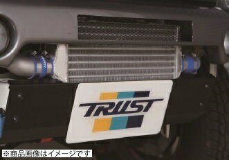 ☆TRUST【トラスト】 GReddy インタークーラー☆ 〜エンジンルーム内からラジエター前置きへの移設と大容量化で冷却効率を大幅アップ〜 走行風によって高い冷却効果が発揮できる前置きレイアウトを採用したインタークーラーキット。ブーストアップやタービン交換等にも対応した大容量タイプ。独自のインナーフィンを採用し、低圧損も実現。ブローオフバルブ付きとブローオフバルブ無しの2種類をラインナップしています。 ■仕様 ・ラジエター前置き（純正タービン対応） ・I/Cコア：TYPE41F ・サイドタンク：50φ IN・OUT共通（バフ仕上げ） ・インテークチューブIN側35φ （バレル仕上げ） ・インテークチューブOUT側50φ （バレル仕上げ） ・その他ショートパーツ一式付属 ※取付けにはバンパー加工が必要です。 ※MT車専用。AT車への取付けはATクーラーの移設が必要です。 適合 車種 ジムニー　JB23W　K6A(ターボ)・MT車　6〜10型用 備考 ブーストアップ以上推奨※取付けにはバンパー加工が必要です。 ※MT車専用。AT車への取付けはATクーラーの移設が必要です。※ブローオフ装着不可 ○ メーカー欠品等により納期に時間を要する場合があります。また、予告無く仕様変更や販売終了となる場合もございますので、ご注文前にご確認ください。 ○ 掲載画像は代表的な商品イメージです。(車種・アイテムにより実際の製品と異なる場合がございます) ※ 状況により箱サイズ変更・加工等の再梱包を行い発送となる場合もございますので予めご了承ください。 ※ 沖縄県・他離島へは送付できません。(その場合はご注文をお取消させていただきますのでご了承ください) ※ ご注文後のお客様事由や納期遅延等によるキャンセル・商品変更・数量変更は出来ませんのでご了承下さい。