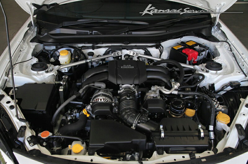 エンド部成型のみのスチールパイプからのリプレイス。高剛性スチールシャフトに加え、ターンバックル構造でボディへのテンション調整が可能です。またブレーキマスターシリンダーストッパー機能の追加で、ブレーキフィール向上を図りました。 スチールシャフト・ターンバックル調整式　※右ハンドル専用 ○ 欠品等により納期に時間を要する場合があります。また、予告無く仕様変更や価格改定および販売終了となることもございますので、誠に恐れ入りますが、ご注文前にご確認ください。 ○ 掲載画像は商品イメージです。 ※ 沖縄県・他離島へは送付できません。(その場合はご注文をお取消させていただきますのでご了承ください) ※ ご注文後のお客様事由(誤発注も含む)や納期の遅延、相違等によるキャンセル・商品変更・数量変更はいたしかねますのでご了承下さい。