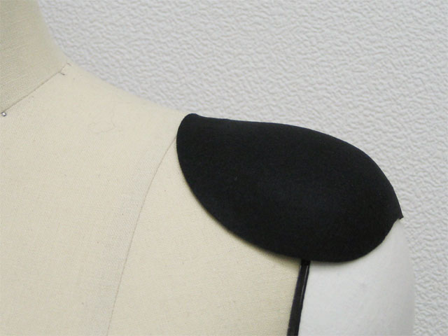 ◆裏付きジャケットなどの中に入れる綿自体が黒の肩パッドです。 ◆黒色肩パッドと一緒に裄綿を使われる場合は、黒い裄綿を使ってください。 ※表面は圧縮綿ですので、このまま使う場合は必ず布で包んでください。 &laquo;肩パッドBK-00の寸法&raquo; A:肩パッドの幅7.3cmB:肩パッドの前後幅13cmC:肩パッドのタレ幅3.5cm厚み0.8cm ★&nbsp;この肩パッドの色違いはRAG-0 ◆数量1&nbsp;は左右1対1組のことです