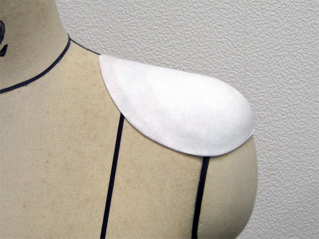 ◆裏付きジャケットなどの中に入れる肩パッドです。 ◆主にラグラン袖用の肩パッドですが、普通袖に入れることもできます。 ※表面は圧縮綿ですので、このまま使う場合は必ず布で包んでください。 &laquo;肩パッドRAG-54の寸法&raquo; A:肩パッドの幅14.5cmB:肩パッドの前後幅17cmC:肩パッドのタレ幅5cm厚み0.8cm ◆数量1&nbsp;は左右1対1組のことです