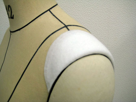 ◆裏付きジャケットなどの中に入れる普通袖（セットインスリーブ）用の肩先が少し丸くなっている肩パッドです。 ※表面は圧縮綿ですので、このまま使う場合は必ず布で包んでください。 &laquo;肩パッドSET-116の寸法&raquo; A:&nbsp;肩パッドの幅6cmB:&nbsp;肩パッドの前後幅16.5cmD:&nbsp;肩パッドのインカーブ幅0.7cm厚み0.8cm ［外側・内側］・・・ポリエステル100%の圧縮綿 ［中綿］・・・・・・ポリエステル100%の薄綿 ◆数量1&nbsp;は左右1対1組のことです 全ての肩パッドはメーカー在庫があるわけではなく、当店が発注してから生産されます。 ある程度の在庫を確保できるよう常時発注していますが、ご注文のタイミングやご注文数量により、在庫数が足りない場合がございます。 その場合、1〜3週間お待ちいただくことを何卒ご了承くださいませ。