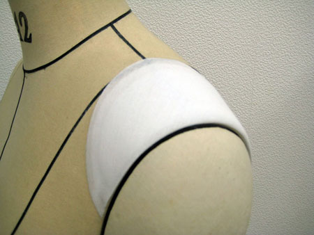◆裏付きジャケットなどの中に入れる普通袖（セットインスリーブ）用の肩先が少し丸くなっている肩パッドです。 ※織生地は解れやすいので、このまま使う場合は必ず布で包んでください。 &laquo;肩パッドSET-119の寸法&raquo; A:&nbsp;肩パッドの幅7.5cmB:&nbsp;肩パッドの前後幅18.5cmD:&nbsp;肩パッドのインカーブ幅0.8cm厚み0.5cm 　［外側］・・・テトロン65%、綿35%の織生地 　［内側］・・・ポリエステル100%の圧縮綿 　［中綿］・・・ポリエステル100%の薄綿 ★&nbsp;同型の黒パッドはBK-138 ★&nbsp;この肩パッドの大きさ・厚み違いはSET-9 ◆数量1&nbsp;は左右1対1組のことです 全ての肩パッドはメーカー在庫があるわけではなく、当店が発注してから生産されます。 ある程度の在庫を確保できるよう常時発注していますが、ご注文のタイミングやご注文数量により、在庫数が足りない場合がございます。 その場合、1〜3週間お待ちいただくことを何卒ご了承くださいませ。