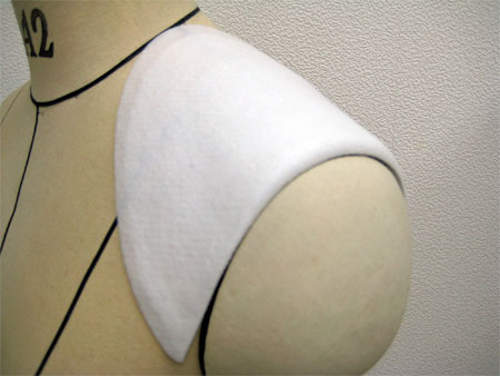 ◆裏付きジャケットなどの中に入れる普通袖（セットインスリーブ）用の肩先が少し丸くなっている肩パッドです。 ※表面は圧縮綿ですので、このまま使う場合は必ず布で包んでください。&laquo;肩パッドSET-127の寸法&raquo; A:&nbsp;肩パッドの幅13cmB:&nbsp;肩パッドの前後幅23.5cmD:&nbsp;肩パッドのインカーブ幅1.2cm厚み0.5cm ［外側・内側］・・・ポリエステル100%の圧縮綿 ［中綿］・・・・・・ポリエステル100%の薄綿 ◆数量1&nbsp;は左右1対1組のことです