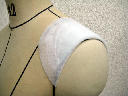 裏付きジャケットなどの中に入れる普通袖（セットインスリーブ）用の肩先が少し丸くなっている肩パッドです。 ※表面は圧縮綿ですので、このまま使う場合は必ず布で包んでください。 &laquo;肩パッドSET-144の寸法&raquo; A:&nbsp;肩パッドの幅8cmB:&nbsp;肩パッドの前後幅19.5cmD:&nbsp;肩パッドのインカーブ幅1.7cm厚み0.5cm ［外側］・・・圧縮されたパンチング（穴あき）化繊綿 ［内側］・・・ポリエステルメッシュ生地 ［中綿］・・・ポリエステル100%の薄綿 ★&nbsp;同型の黒パットはBK-145 ◆数量1&nbsp;は左右1対1組のことです 全ての肩パッドはメーカー在庫があるわけではなく、当店が発注してから生産されます。 ある程度の在庫を確保できるよう常時発注していますが、ご注文のタイミングやご注文数量により、在庫数が足りない場合がございます。 その場合、1〜3週間お待ちいただくことを何卒ご了承くださいませ。