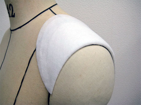 裏付きジャケットなどの中に入れる普通袖（セットインスリーブ）用の肩先が少し丸くなっている肩パッドです。 ※表面は圧縮綿ですので、このまま使う場合は必ず布で包んでください。 &laquo;肩パッドSET-43の寸法&raquo; A:&nbsp;肩パッドの幅 10.5cm B:&nbsp;肩パッドの前後幅 21cm D:&nbsp;肩パッドのインカーブ幅 2cm 厚み0.5cm ［外側・内側］・・・ポリエステル100%の圧縮綿 ［中綿］・・・・・・ポリエステル100%の薄綿 ◆数量1&nbsp;は左右1対1組のことです 全ての肩パッドはメーカー在庫があるわけではなく、当店が発注してから生産されます。 ある程度の在庫を確保できるよう常時発注していますが、ご注文のタイミングやご注文数量により、在庫数が足りない場合がございます。 その場合、1〜3週間お待ちいただくことを何卒ご了承くださいませ。