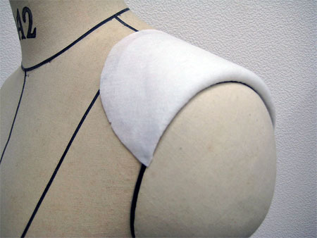 ◆裏付きジャケットなどの中に入れる普通袖（セットインスリーブ）用の肩先が少し丸くなっている肩パッドです。 ◆特徴・・・柔らかく肩に沿いやすい ※表面は圧縮綿ですので、このまま使う場合は必ず布で包んでください。&laquo;肩パッドSET-92の寸法&raquo; A:&nbsp;肩パッドの幅10cmB:&nbsp;肩パッドの前後幅17cmD:&nbsp;肩パッドのインカーブ幅1.0cm厚み0.8cm ［外側・内側］・・・ポリエステル100%の圧縮綿 ［中綿］・・・・・・ポリエステル100%の薄綿 ◆数量1&nbsp;は左右1対1組のことです 全ての肩パッドはメーカー在庫があるわけではなく、当店が発注してから生産されます。 ある程度の在庫を確保できるよう常時発注していますが、ご注文のタイミングやご注文数量により、在庫数が足りない場合がございます。 その場合、1〜3週間お待ちいただくことを何卒ご了承くださいませ。裏付きジャケットなどの中に入れる普通袖（セットインスリーブ）用の肩先が少し丸くなっている肩パットです。