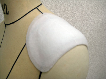 ◆裏付きジャケットなどの中に入れる肩パッドです。 ◆ラグラン袖、普通袖どちらにも使えます。 ◆普通袖に使った場合、タレの部分が裄綿の役目をするので肩先がソフトに仕上がります。 ※表面は圧縮綿ですので、このまま使う場合は必ず布で包んでください。 &laquo;肩パッドSEM-125の寸法&raquo; A:&nbsp;肩パッドの幅10cmB:&nbsp;肩パッドの前後幅17cmC:&nbsp;肩パッドのタレ幅2.5cm厚み1cm ［組成］・・・ポリエステル100% ［外側・内側］・・・シート状の圧縮綿 ［中綿］・・・圧縮綿 ★&nbsp;この肩パッドの大きさ違いはSEM-126 ◆数量1&nbsp;は左右1対1組のことです