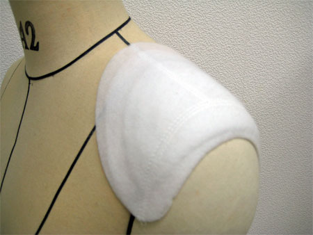◆裏付きジャケットなどの中に入れる肩パッドです。 ◆ラグラン袖、普通袖どちらにも使えます。 ◆普通袖に使った場合、タレの部分が裄綿の役目をするので肩先がソフトに仕上がります。 ※表面は圧縮綿ですので、このまま使う場合は必ず布で包んでください。 &laquo;肩パッドSEM-84の寸法&raquo; A:&nbsp;肩パッドの幅10cmB:&nbsp;肩パッドの前後幅20.5cmC:&nbsp;肩パッドのタレ幅3cm厚み1cm ［組成］・・・ポリエステル100% ［外側・内側］・・・シート状の圧縮綿 ［中綿］・・・シート状の圧縮綿1枚+圧縮綿 ◆数量1&nbsp;は左右1対1組のことです