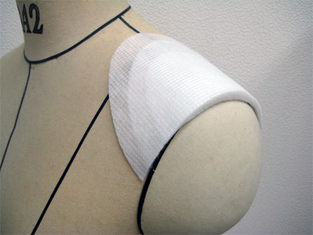 ◆裏付きジャケットなどの中に入れる普通袖（セットインスリーブ）用の肩先がストンと切れた肩パッドです。 ※中綿が見えていますので、このまま使う場合は必ず布で包んでください。 &laquo;肩パッドSETIN-8の寸法&raquo; A:&nbsp;肩パッドの幅10cmB:&nbsp;肩パッドの前後幅19cmD:&nbsp;肩パッドのインカーブ幅0.8cm厚み0.8cm ◆数量1&nbsp;は左右1対1組のことです