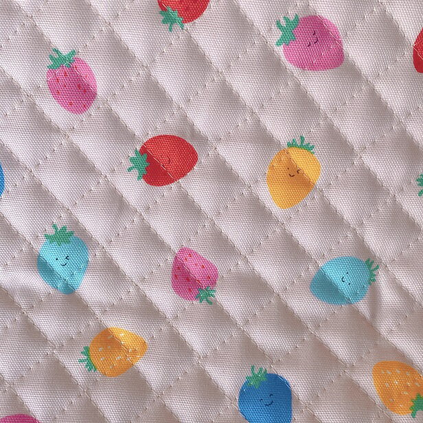 キルティング 生地 にっこり カラフル ストロベリー いちご柄 入園入学 通園通学 手芸 苺 布 手芸 レッスンバッグ生地 いちご 苺柄 イチゴ 綿100％ キルティング 50cmまでメール便可