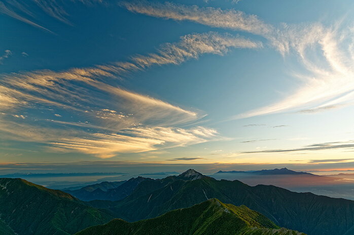 【オーダー壁紙】 壁紙 山 空 雲 壮大 おしゃれ 写真 自然 貼りやすい デザイン 防カビ 日本製 国産 リメイク 模様替え 店 天井 部屋 寝室 キッチン リビング トイレ 風景 景色 かべがみはるこ そらのした。