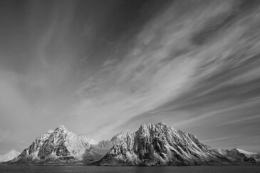 山 季節 四季の壁紙 冬 雪山 輸入 カスタム壁紙 PHOTOWALL / Svalbard (e23525) 貼ってはがせるフリース壁紙(不織布) 【海外取り寄せのため1カ月程度でお届け】 【代引き・後払い不可】