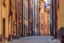 建築 建物 都市 都会 摩天楼の壁紙 輸入 カスタム壁紙 PHOTOWALL / Street in Stockholm Old Town (e24169) 貼ってはがせるフリース壁紙(不織布) 【海外取り寄せのため1カ月程度でお届け】 【代引き・後払い不可】