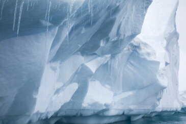 自然 季節 四季の壁紙 冬 氷山 輸入 カスタム壁紙 PHOTOWALL / Icicle in Antarctica (e29981) 貼ってはがせるフリース壁紙(不織布) 【海外取り寄せのため1カ月程度でお届け】 【代引き・後払い不可】