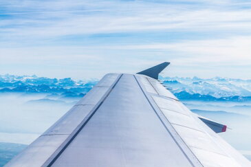 飛行機 雲 空 青空青 ブルーの壁紙 輸入 カスタム壁紙 PHOTOWALL / Aircraft Wing (e310577) 貼ってはがせるフリース壁紙(不織布) 【海外取り寄せのため1カ月程度でお届け】 【代引き・後払い不可】