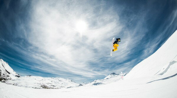 10日30名様20％OFFクーポン 空 ブルー 青空 青 白 ホワイト 雪 スノーボード スポーツ の壁紙 輸入 カスタム壁紙 輸入壁紙 カスタム壁紙 PHOTOWALL / One Fine Method Grab (e311094) 貼ってはがせるフリース壁紙(不織布)  