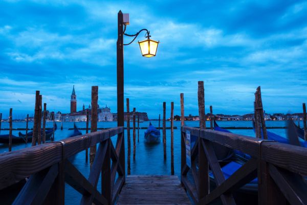 ヴェネツィア ゴンドラの壁紙 輸入 カスタム壁紙 PHOTOWALL / Venice Italy Pier (e313516) 貼ってはがせるフリース壁紙(不織布) 【海外取り寄せのため1カ月程度でお届け】 【代引き不可】