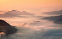 山 雲海 空 ピンク オレンジの壁紙 輸入 カスタム壁紙 輸入壁紙 カスタム壁紙 PHOTOWALL / Foggy Morning in the Mountains (e317608) 貼ってはがせるフリース壁紙(不織布) 【海外取寄せ商品】 【代引き 後払い不可】