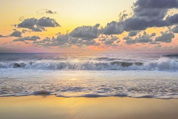 海 砂浜 ビーチ 波 空 雲 夕焼け 絶景 黄色 イエローの壁紙 輸入 カスタム壁紙 輸入壁紙 カスタム壁紙 PHOTOWALL / Beautiful Sunset Over Sea (e321644) 貼ってはがせるフリース壁紙(不織布) 【海外取寄せ商品】 【代引き・後払い不可】