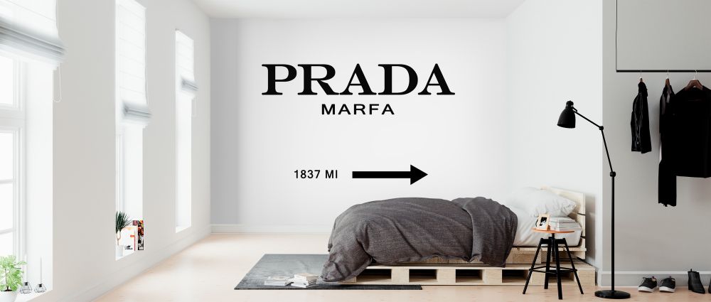 タイポグラフィー アルファベット 白 ホワイト モノトーンの壁紙 輸入 カスタム壁紙 PHOTOWALL / Prada Marfa (e323515) 貼ってはがせるフリース壁紙(不織布) 【海外取り寄せのため1カ月程度でお届け】 【代引き不可】