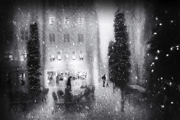 街 建物 雪 モノクロ モノトーンの壁紙 輸入 カスタム壁紙 PHOTOWALL / Christmas in the City (e335686) 貼ってはがせるフリース壁紙(不織布) 【海外取寄せ商品】 【代引き・後払い不可】