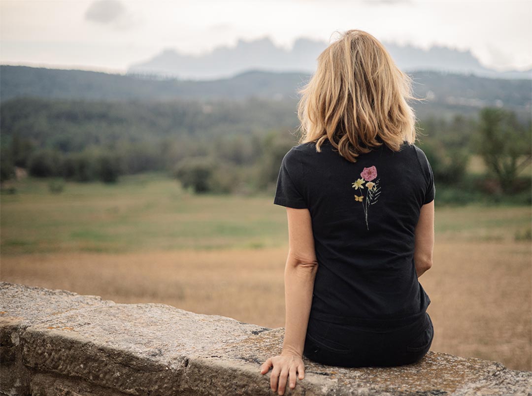 Tシャツ レディース バックプリント 半袖 ブラック 黒 デザイン M L tシャツ ティーシャツ T shirt 031831 花 蝶々 カラフル