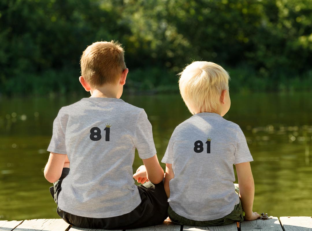 Tシャツ キッズ バックプリント 半袖 白地 デザイン 90 100 110 120 130 140 150 Tシャツ ティーシャツ T shirt 032012 数字 誕生日 記念日 81 歳