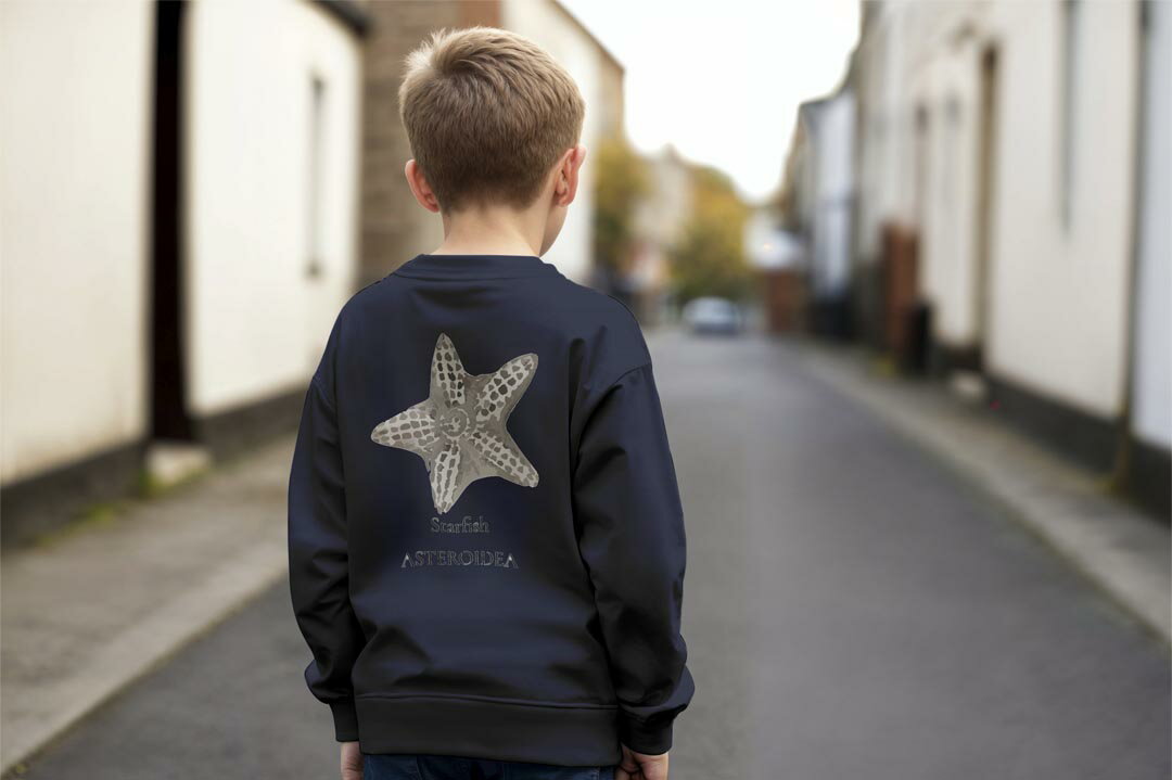 選べる3カラー バックプリント スウェットレーナー キッズ 男女兼用 男の子 女の子 ユニセックス unisex 長袖 デザイン リブ ホワイト ブラック 白 黒 グレー ネイビー 110 130 150 trainer sweat 019737 海の生物 ヒトデ starfish