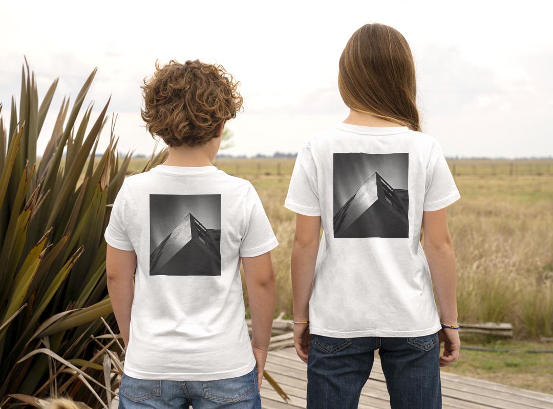 Tシャツ キッズ バックプリント 半袖 白地 デザイン 90 100 110 120 130 140 150 Tシャツ ティーシャツ T shirt 023027 モノクロ　建築物