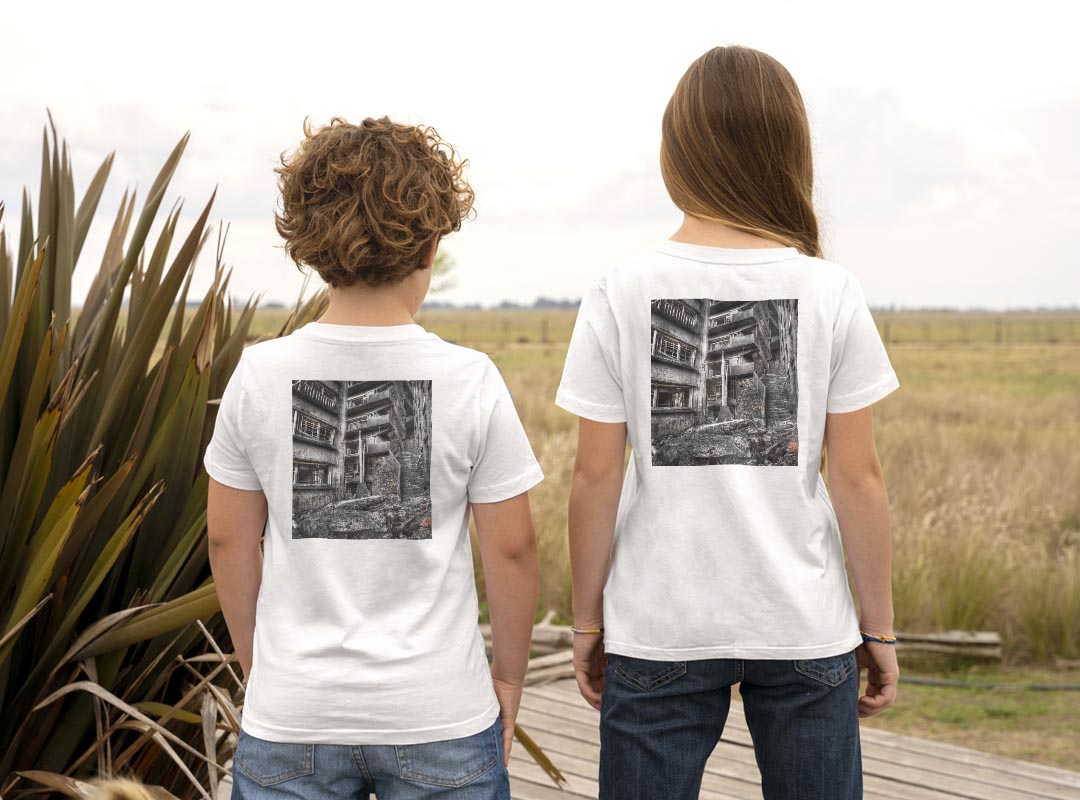 Tシャツ キッズ バックプリント 半袖 白地 デザイン 90 100 110 120 130 140 150 Tシャツ ティーシャツ T shirt 023469 廃墟　写真　モノクロ