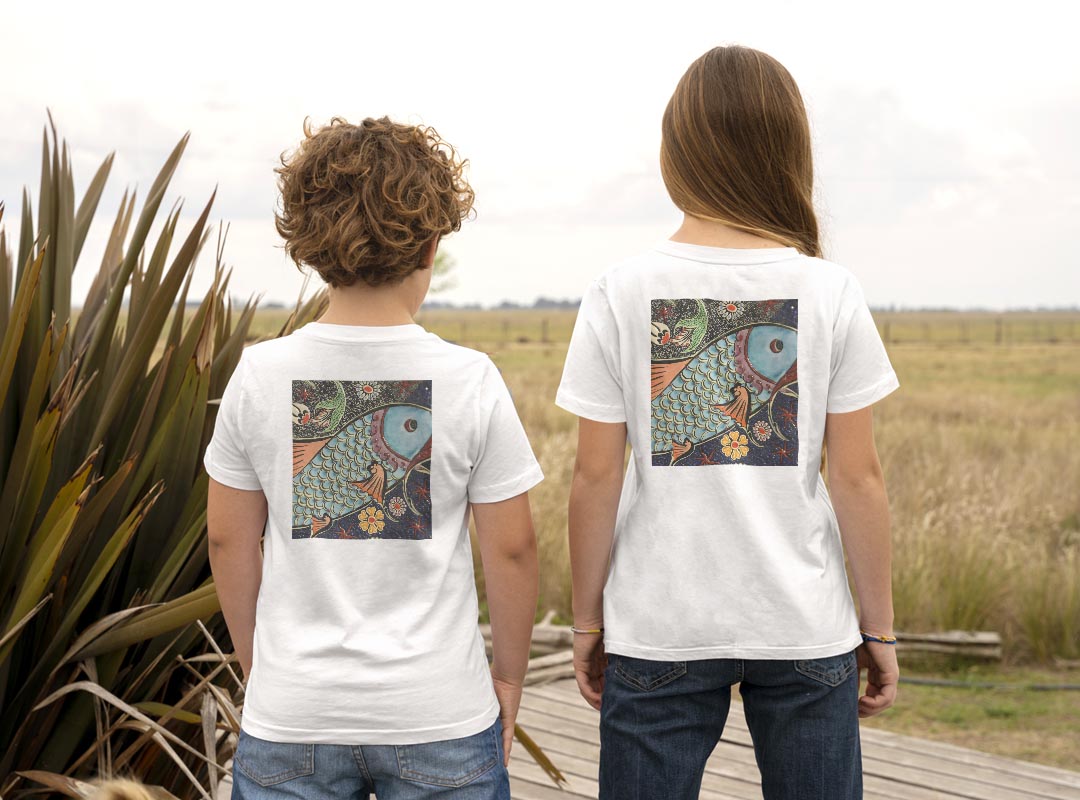 Tシャツ キッズ バックプリント 半袖 白地 デザイン 90 100 110 120 130 140 150 Tシャツ ティーシャツ T shirt 023580 鯉　魚　カラフル　模様 kabekore-11023343 kabeコレ サンプル画像2