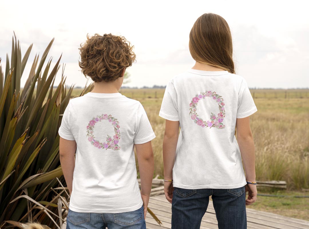 Tシャツ キッズ バックプリント 半袖 白地 デザイン 90 100 110 120 130 140 150 Tシャツ ティーシャツ T shirt 019504 フォント 文字 q アルファベット