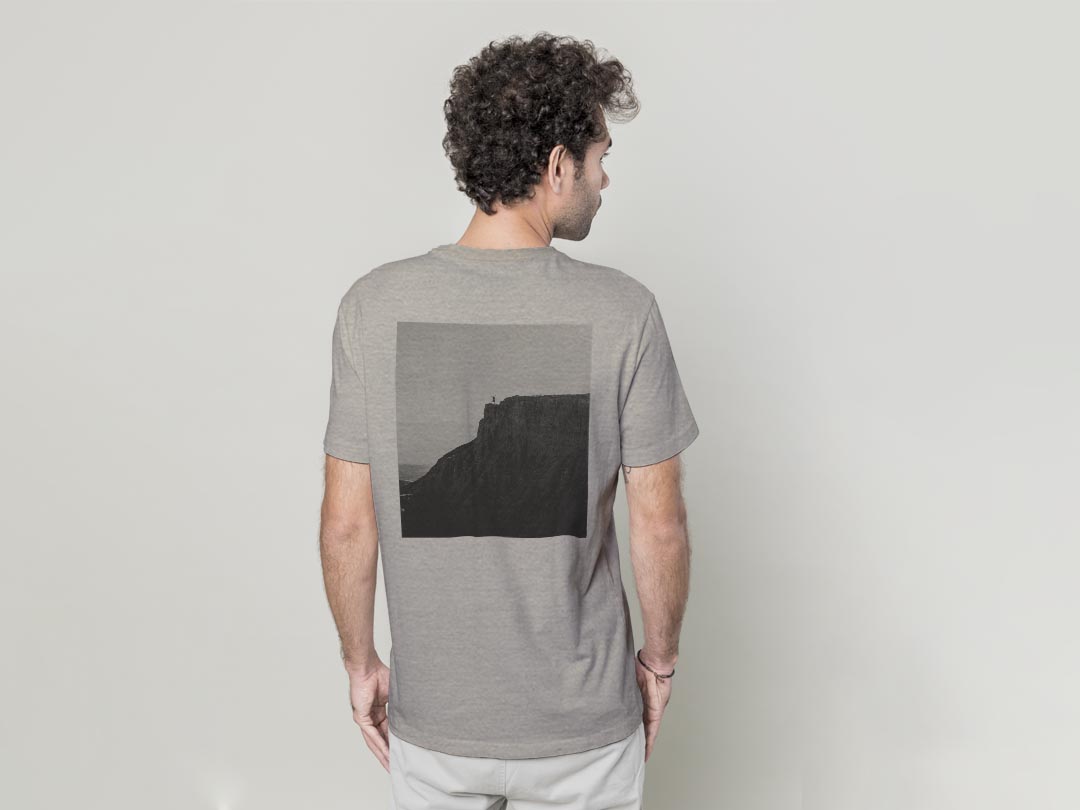 Tシャツ メンズ バックプリント半袖 ホワイト グレー デザイン XS S M L XL 2XL tシャツ ティーシャツ T shirt 023590 山　モノクロ　景色