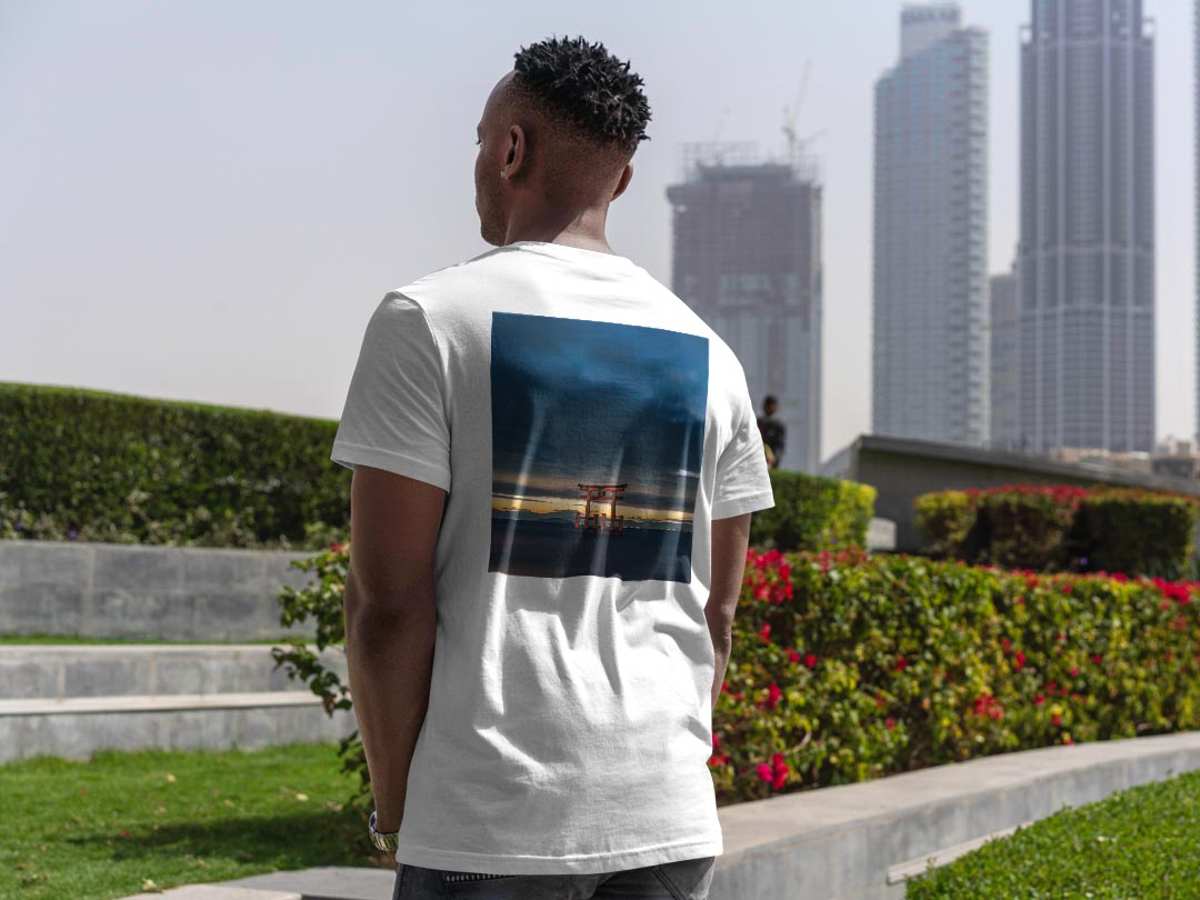 Tシャツ メンズ バックプリント半袖 ホワイト グレー デザイン XS S M L XL 2XL tシャツ ティーシャツ T shirt 023892 鳥居　写真　夕暮れ