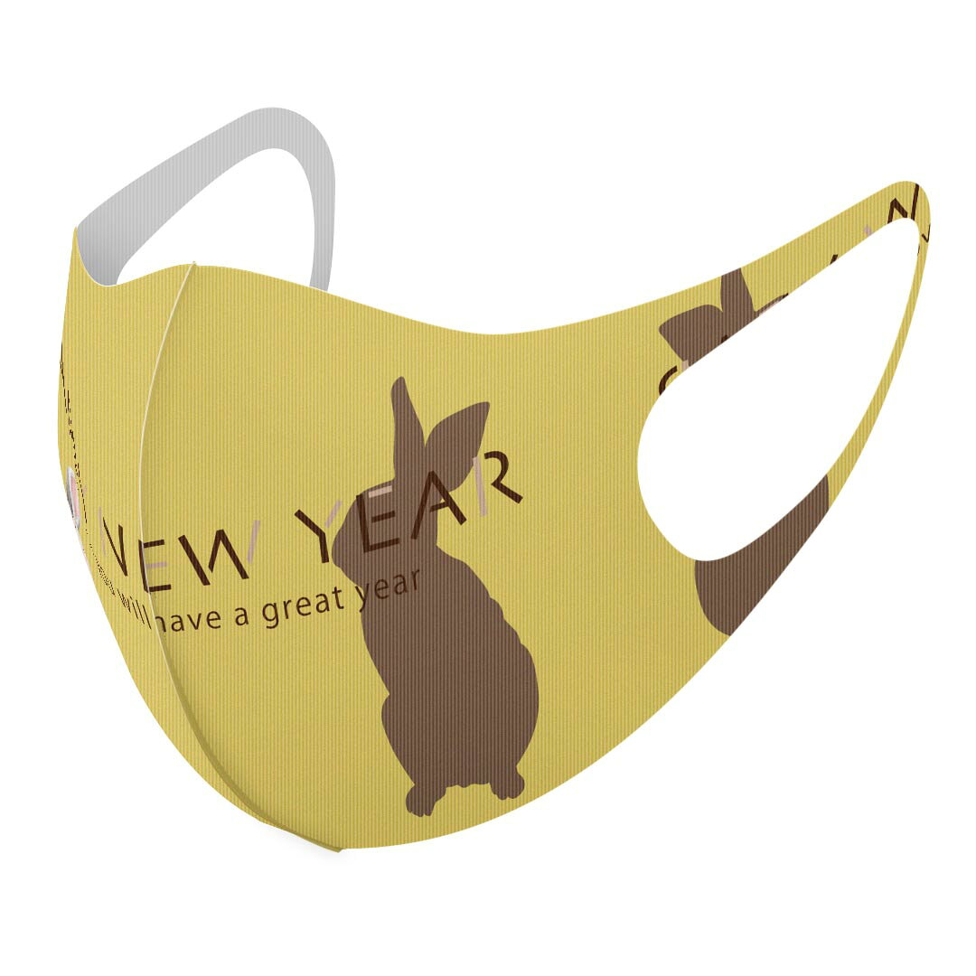 商品特徴・洗って繰り返し使える デザインマスク 2枚セット・素材：ポリエステル　サラサラとした肌触りで通気性がよく、呼吸も苦しくなりにくい・3D立体構造で伸縮性もあるので、顔にしっかりフィットして耳が痛くなりにくい・専用の高精細転写プリンターで発色の良い美しいデザインはファッション性も抜群・デザイン選び放題！ご覧の商品以外にも数千デザインをご用意しています・プリント工程、仕上げ、梱包：日本　素材：中国製注意事項画像はサンプルです。ご覧の環境によっては多少色味に違いを感じる場合があります。 転写プリントの性質上、中央の縫合部でデザインに多少のズレが生じる場合があります。※色味のイメージ違い、軽微なズレを理由とした交換や返金はご対応出来かねます。2枚セットの商品で、同デザイン、同じ素材色の2枚セットです。別デザインとの組み合わせや白とグレーを1枚ずつなどのご対応は出来かねます。ほぼ無臭の商品ですが、どうしても気になる方は一度手洗いしてからご使用ください。使用環境によりますが、通常使用で10回程度は繰り返し洗ってご使用いただけます。洗濯の際は水、またはぬるま湯での手洗いを推奨します。洗濯機や洗剤、漂白剤の使用は生地の傷みや色褪せが進行する可能性があります。洗濯後は陰干しして下さい。また、耳掛け部を洗濯ばさみで挟んで吊るしますと、自重で生地が伸びやすいので、鼻側の生地を挟んで干してください。商品発送完全受注生産商品となりますので、既製品と比べて発送までお時間を頂いています。 基本的に決済確認後2-3営業日での発送となります。繁忙期や休業日明けの場合はさらに時間がかかる場合があります。 その際には別途メールにてご連絡致します。発送日から到着までに2?4日ほどかかる場合が多く、紛失などの保障もご対応できかねます。あらかじめご了承下さい。