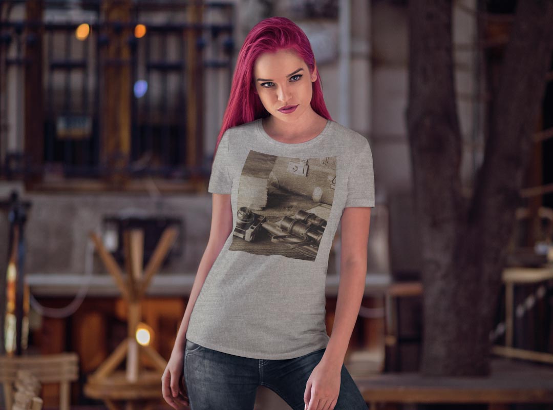 tシャツ レディース 半袖 白地 デザイン M L 白 ホワイト グレー Tシャツ ティーシャツ T shirt 008823 写真・風景 写真　カメラ　カバン　アンティーク