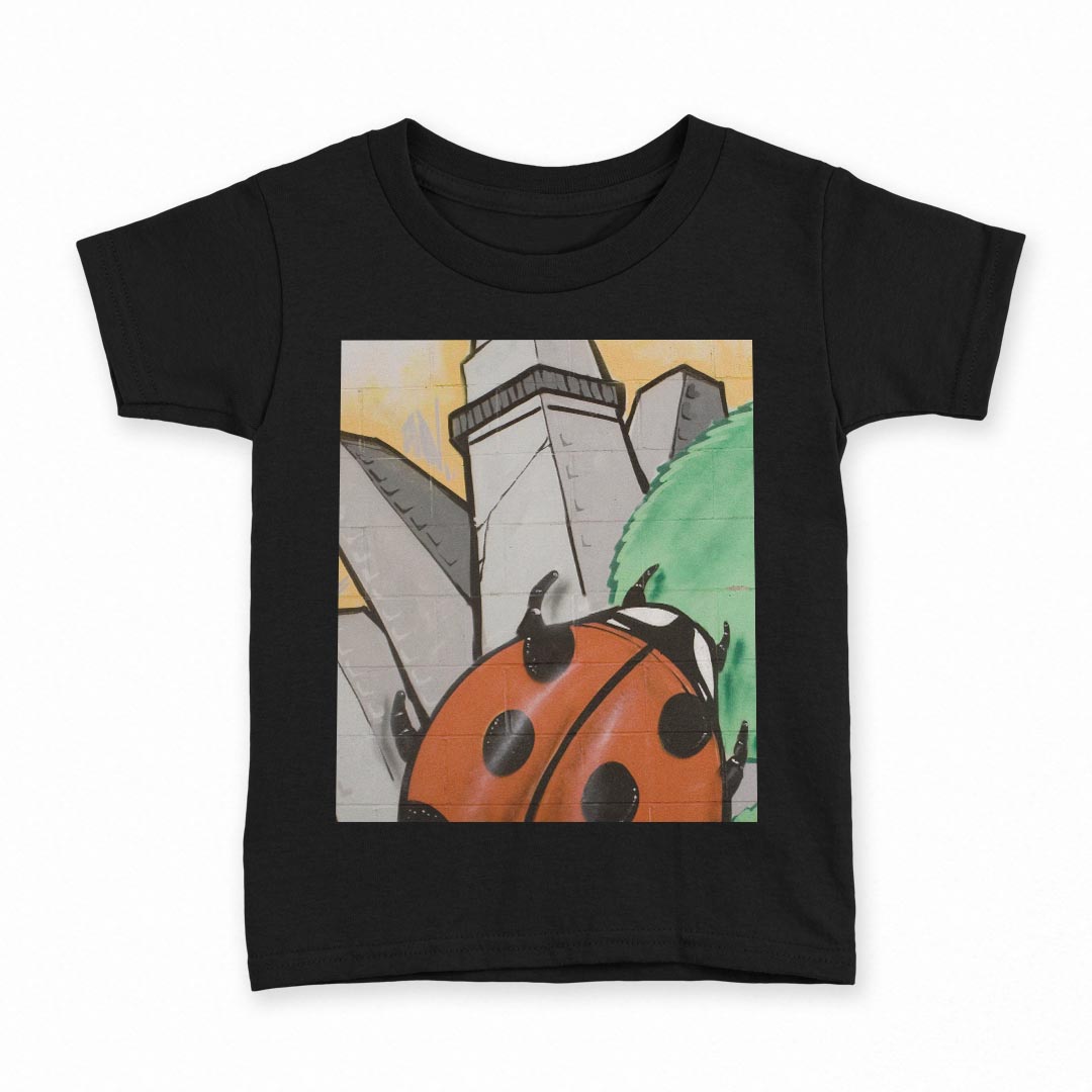 tシャツ キッズ 半袖 黒地 ブラック デザイン 90 100 110 120 130 140 150 Tシャツ ティーシャツ T shirt 上記で使用したデザインTシャツはこちら▼キッズ用Tシャツ　ブラック全デザインはこちらから▼ ▼キッズ用Tシャツ　グレー・ホワイト全デザインはこちらから▼商品特徴・15000デザインから選べる！デザインTシャツ！ ・洗濯も赤ちゃんにも安心なウェアプリント 　UltraChrome DGインクは洗濯に対しても色落ちが少なく、高い堅牢度が実証されています。 ・着心地や素材感にこだわった、上質なTシャツ。 ・1枚でも様になる万能型Tシャツ。 ・「よれない」「透けない」「長持ちする」という三大要素をすべて兼ね備えたTシャツです。 素材 ブラック：綿　100％ 注意事項画像はサンプルですので、Tシャツの大きさが若干異なる場合があります。ご覧の環境によっては多少色味に違いを感じる場合がございます。 イメージと違った、モニターと色味が異なるという理由での交換や返金はご対応出来かねます。 写真のカラーは可能な限り実際の商品に色味を近づけていますが、WEBの性質上ご使用のパソコンの設定や環境でカラーが若干異なります。 ご注文後に1点1点制作する受注生産品のため、不良品以外のご返品や交換は固くお断り致します。 選択間違いも保証対象外となりますため、ご注文の際は必ずサイズやカラーをご確認下さい。洗濯の際は、商品の色あせを避けるため手洗いをおすすめします。 つけ置き洗いは避けてください。 タンブラー乾燥はお控えください。発送について完全受注生産のハンドメイド商品となりますので、既製品と比べて発送までお時間を頂いています。 基本的に決済確認後、最大で10営業日での発送となります。繁忙期や休業日明けの場合はさらに時間がかかる場合があります。 その際には別途メールにてご連絡致します。メール便の場合、発送日から到着までに2〜4日ほどかかる場合が多く、紛失などの保障もご対応できかねます。あらかじめご了承下さい。
