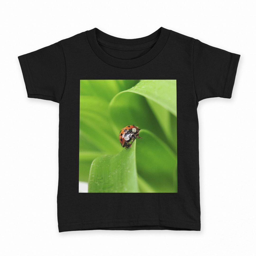 tシャツ キッズ 半袖 黒地 ブラック デザイン 90 100 110 120 130 140 150 Tシャツ ティーシャツ T shirt 上記で使用したデザインTシャツはこちら▼キッズ用Tシャツ　ブラック全デザインはこちらから▼ ▼キッズ用Tシャツ　グレー・ホワイト全デザインはこちらから▼商品特徴・15000デザインから選べる！デザインTシャツ！ ・洗濯も赤ちゃんにも安心なウェアプリント 　UltraChrome DGインクは洗濯に対しても色落ちが少なく、高い堅牢度が実証されています。 ・着心地や素材感にこだわった、上質なTシャツ。 ・1枚でも様になる万能型Tシャツ。 ・「よれない」「透けない」「長持ちする」という三大要素をすべて兼ね備えたTシャツです。 素材 ブラック：綿　100％ 注意事項画像はサンプルですので、Tシャツの大きさが若干異なる場合があります。ご覧の環境によっては多少色味に違いを感じる場合がございます。 イメージと違った、モニターと色味が異なるという理由での交換や返金はご対応出来かねます。 写真のカラーは可能な限り実際の商品に色味を近づけていますが、WEBの性質上ご使用のパソコンの設定や環境でカラーが若干異なります。 ご注文後に1点1点制作する受注生産品のため、不良品以外のご返品や交換は固くお断り致します。 選択間違いも保証対象外となりますため、ご注文の際は必ずサイズやカラーをご確認下さい。洗濯の際は、商品の色あせを避けるため手洗いをおすすめします。 つけ置き洗いは避けてください。 タンブラー乾燥はお控えください。発送について完全受注生産のハンドメイド商品となりますので、既製品と比べて発送までお時間を頂いています。 基本的に決済確認後、最大で10営業日での発送となります。繁忙期や休業日明けの場合はさらに時間がかかる場合があります。 その際には別途メールにてご連絡致します。メール便の場合、発送日から到着までに2〜4日ほどかかる場合が多く、紛失などの保障もご対応できかねます。あらかじめご了承下さい。