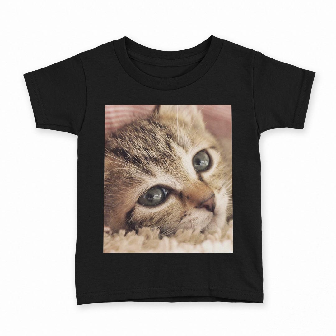 tシャツ キッズ 半袖 黒地 ブラック デザイン 90 100 110 120 130 140 150 Tシャツ ティーシャツ T shirt 上記で使用したデザインTシャツはこちら▼キッズ用Tシャツ　ブラック全デザインはこちらから▼ ▼キッズ用Tシャツ　グレー・ホワイト全デザインはこちらから▼商品特徴・15000デザインから選べる！デザインTシャツ！ ・洗濯も赤ちゃんにも安心なウェアプリント 　UltraChrome DGインクは洗濯に対しても色落ちが少なく、高い堅牢度が実証されています。 ・着心地や素材感にこだわった、上質なTシャツ。 ・1枚でも様になる万能型Tシャツ。 ・「よれない」「透けない」「長持ちする」という三大要素をすべて兼ね備えたTシャツです。 素材 ブラック：綿　100％ 注意事項画像はサンプルですので、Tシャツの大きさが若干異なる場合があります。ご覧の環境によっては多少色味に違いを感じる場合がございます。 イメージと違った、モニターと色味が異なるという理由での交換や返金はご対応出来かねます。 写真のカラーは可能な限り実際の商品に色味を近づけていますが、WEBの性質上ご使用のパソコンの設定や環境でカラーが若干異なります。 ご注文後に1点1点制作する受注生産品のため、不良品以外のご返品や交換は固くお断り致します。 選択間違いも保証対象外となりますため、ご注文の際は必ずサイズやカラーをご確認下さい。洗濯の際は、商品の色あせを避けるため手洗いをおすすめします。 つけ置き洗いは避けてください。 タンブラー乾燥はお控えください。発送について完全受注生産のハンドメイド商品となりますので、既製品と比べて発送までお時間を頂いています。 基本的に決済確認後、最大で10営業日での発送となります。繁忙期や休業日明けの場合はさらに時間がかかる場合があります。 その際には別途メールにてご連絡致します。メール便の場合、発送日から到着までに2〜4日ほどかかる場合が多く、紛失などの保障もご対応できかねます。あらかじめご了承下さい。