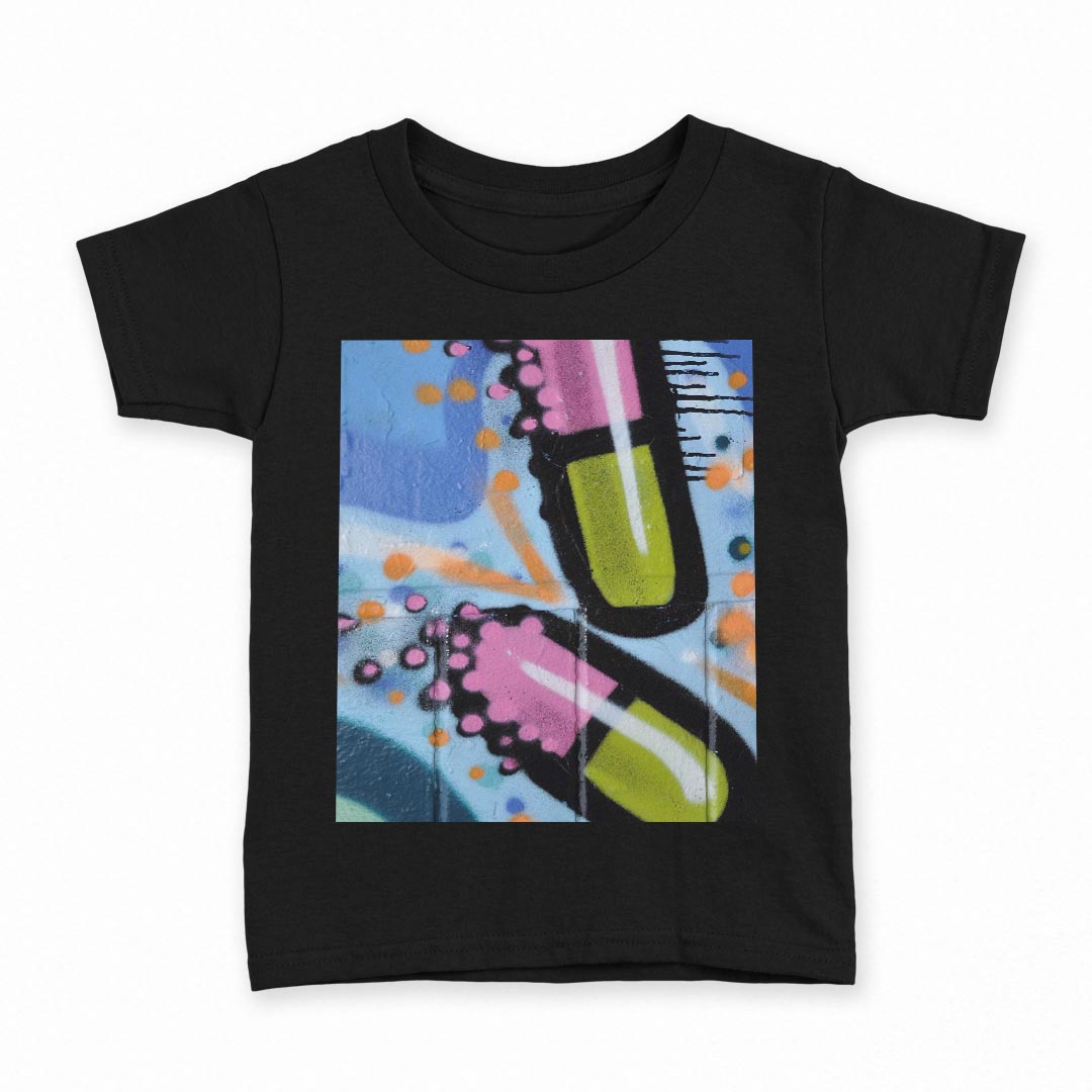 tシャツ キッズ 半袖 黒地 ブラック デザイン 90 100 110 120 130 140 150 Tシャツ ティーシャツ T shirt 上記で使用したデザインTシャツはこちら▼キッズ用Tシャツ　ブラック全デザインはこちらから▼ ▼キッズ用Tシャツ　グレー・ホワイト全デザインはこちらから▼商品特徴・15000デザインから選べる！デザインTシャツ！ ・洗濯も赤ちゃんにも安心なウェアプリント 　UltraChrome DGインクは洗濯に対しても色落ちが少なく、高い堅牢度が実証されています。 ・着心地や素材感にこだわった、上質なTシャツ。 ・1枚でも様になる万能型Tシャツ。 ・「よれない」「透けない」「長持ちする」という三大要素をすべて兼ね備えたTシャツです。 素材 ブラック：綿　100％ 注意事項画像はサンプルですので、Tシャツの大きさが若干異なる場合があります。ご覧の環境によっては多少色味に違いを感じる場合がございます。 イメージと違った、モニターと色味が異なるという理由での交換や返金はご対応出来かねます。 写真のカラーは可能な限り実際の商品に色味を近づけていますが、WEBの性質上ご使用のパソコンの設定や環境でカラーが若干異なります。 ご注文後に1点1点制作する受注生産品のため、不良品以外のご返品や交換は固くお断り致します。 選択間違いも保証対象外となりますため、ご注文の際は必ずサイズやカラーをご確認下さい。洗濯の際は、商品の色あせを避けるため手洗いをおすすめします。 つけ置き洗いは避けてください。 タンブラー乾燥はお控えください。発送について完全受注生産のハンドメイド商品となりますので、既製品と比べて発送までお時間を頂いています。 基本的に決済確認後、最大で10営業日での発送となります。繁忙期や休業日明けの場合はさらに時間がかかる場合があります。 その際には別途メールにてご連絡致します。メール便の場合、発送日から到着までに2〜4日ほどかかる場合が多く、紛失などの保障もご対応できかねます。あらかじめご了承下さい。